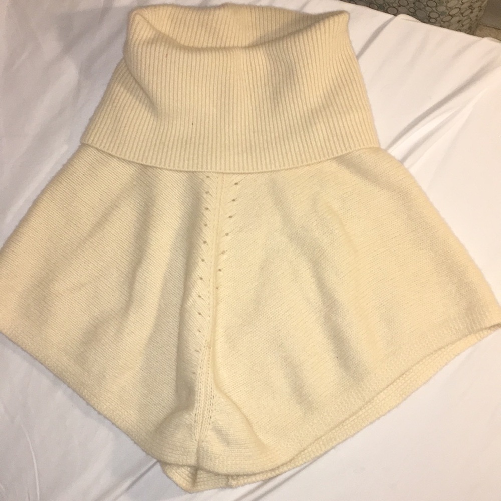 BCBG Cashmere Poncho White/ Cream